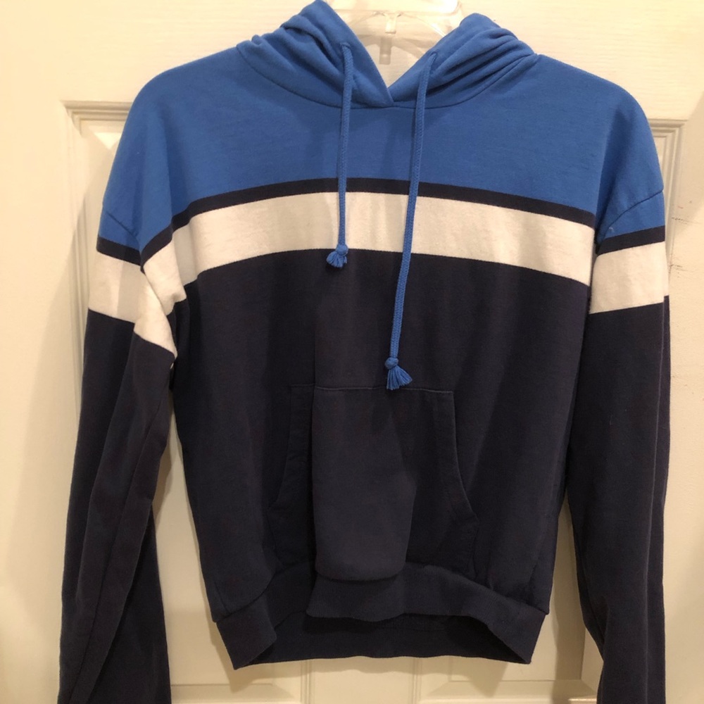 Cropped blue sweatshirt